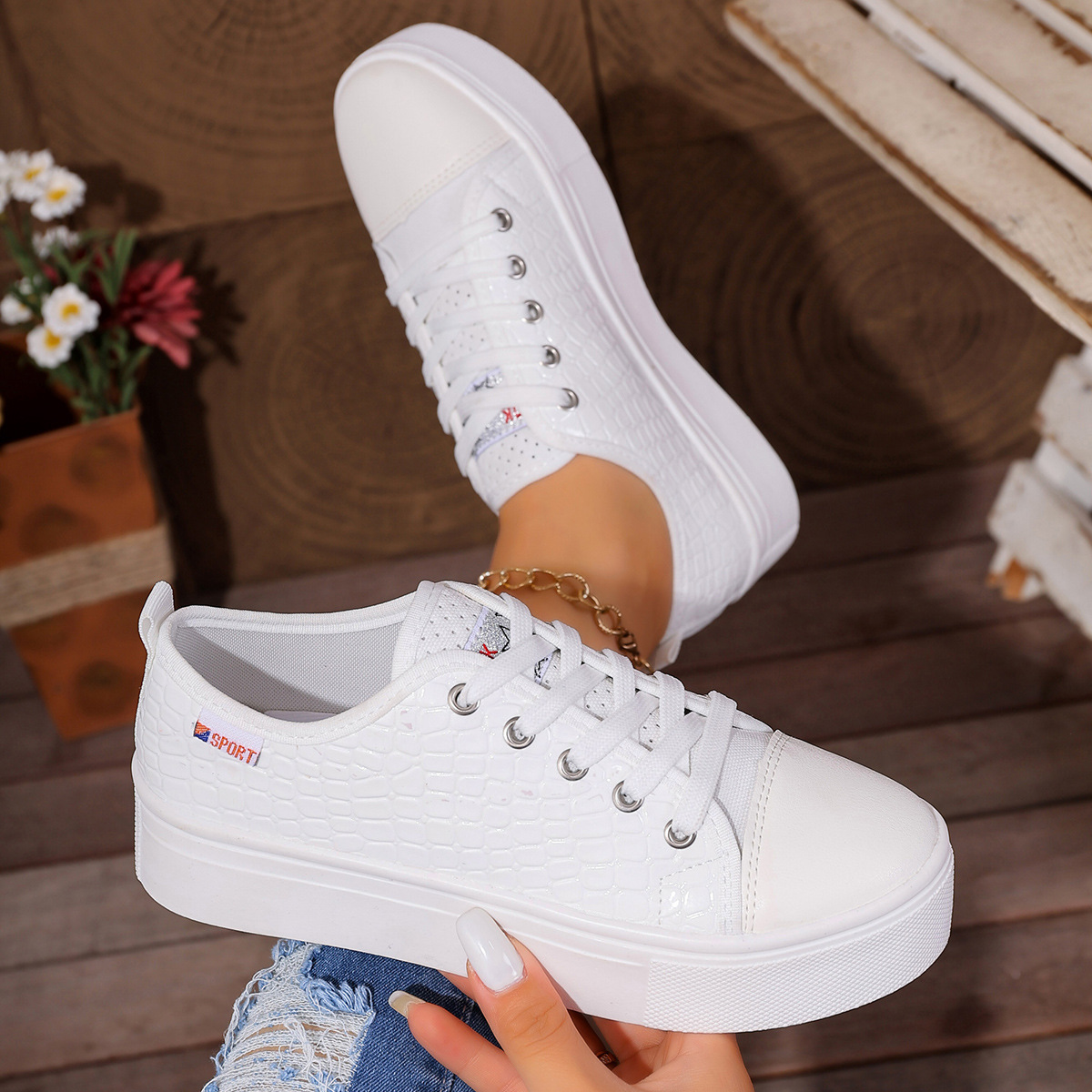รองเท้าผ้าใบผู้หญิงแบบสวม สไตล - Guipure Lace Panel บทวิจารณ์และราคา
